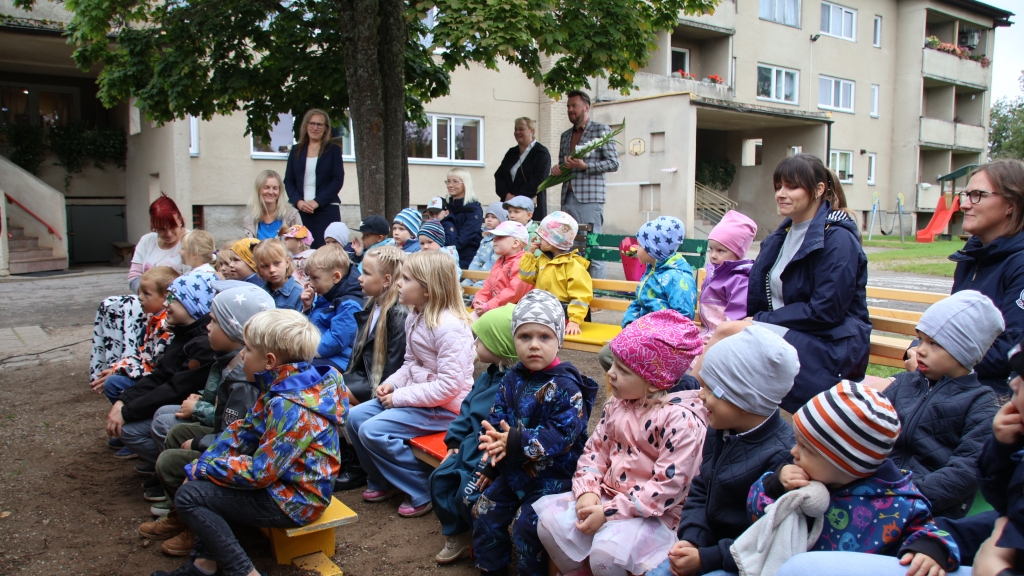 Otepää_Lasteaed istuvad.JPG