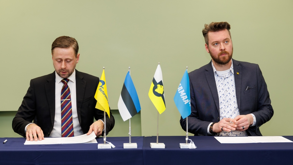 Siim Kalda ja Jorma Riivald koalitsioonileppe allkirjastamisel 2025